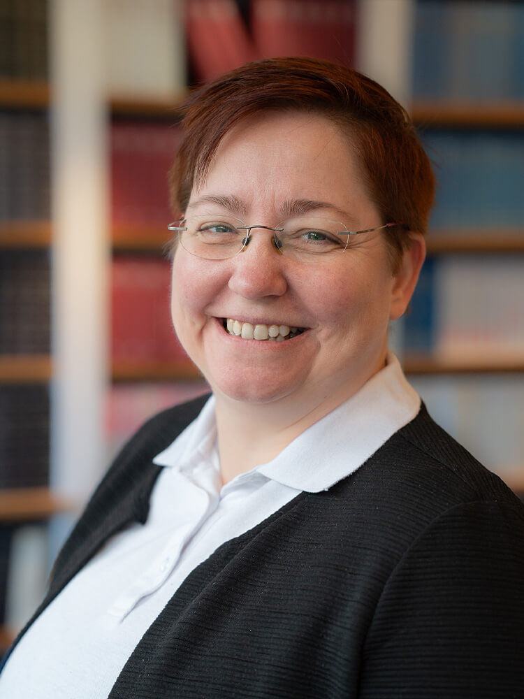 Angela Harms, Sekretariat